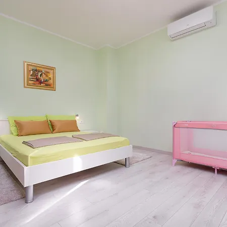Valnea - Apartment For Five People In The Center Of Poreč Exterior foto